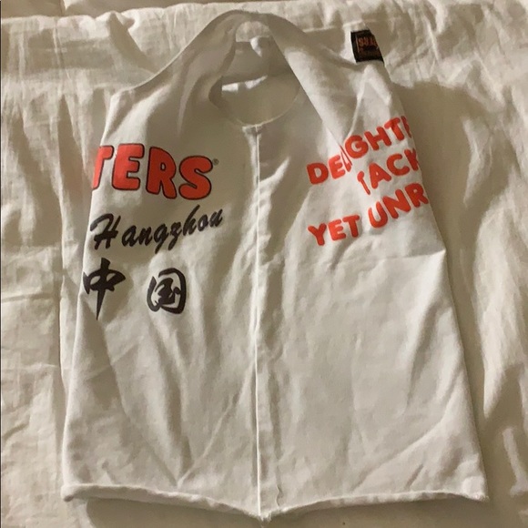 Hooters tank and shorts - Picture 5 of 7